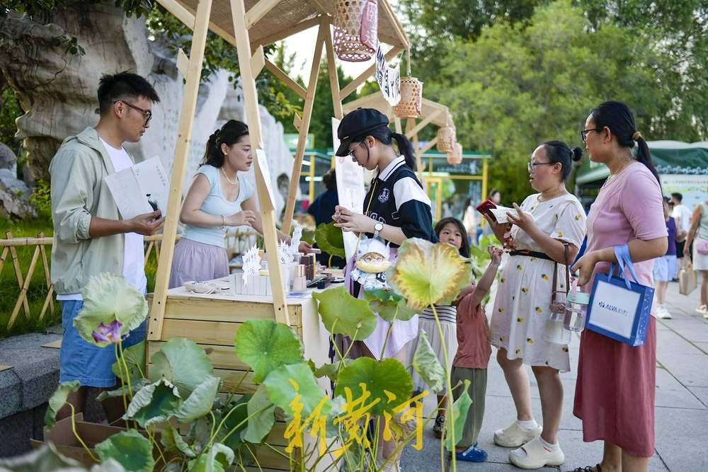 荷花主题诗意场景，带游客沉浸式体验泉水节复古版国风市集
