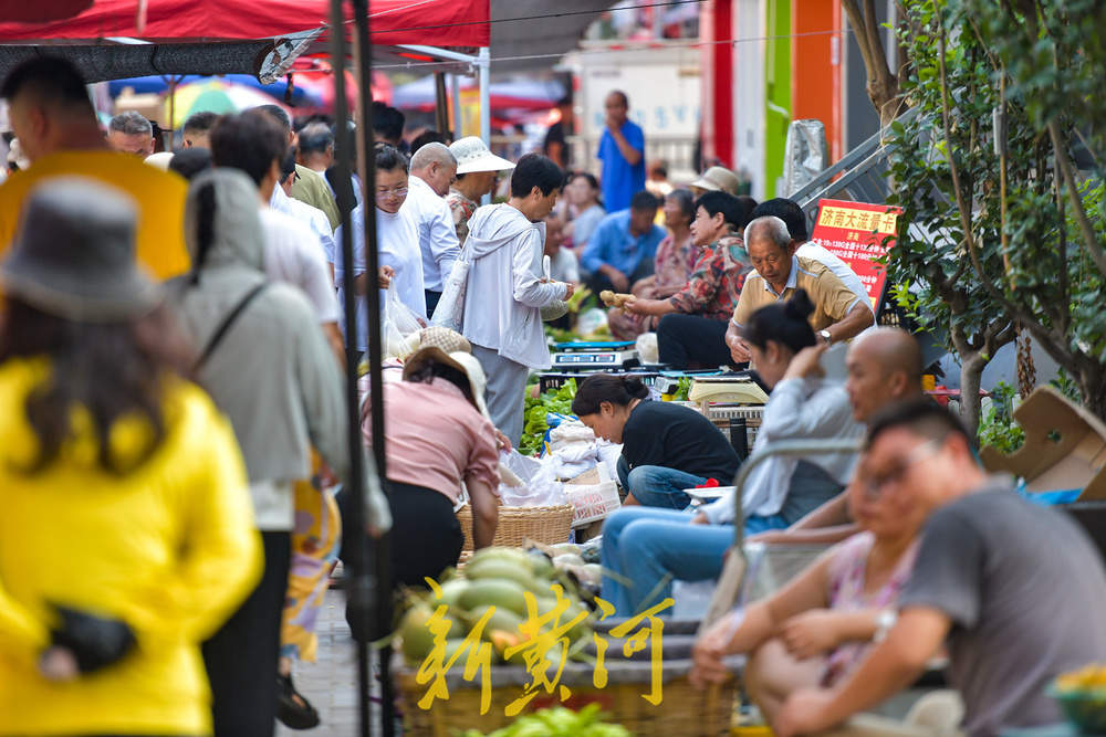 避高温泉城早市经济火热 瓜果蔬菜量足价稳