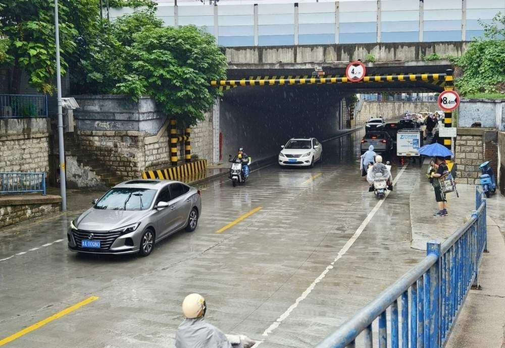 济南早高峰遇雨,天桥区10座下穿式铁路桥下无积水,车辆行人通行顺畅