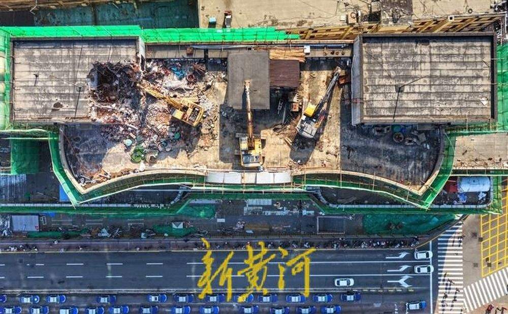济南火车站南广场天龙大厦自上而下逐层拆除，预计明年2月底完工