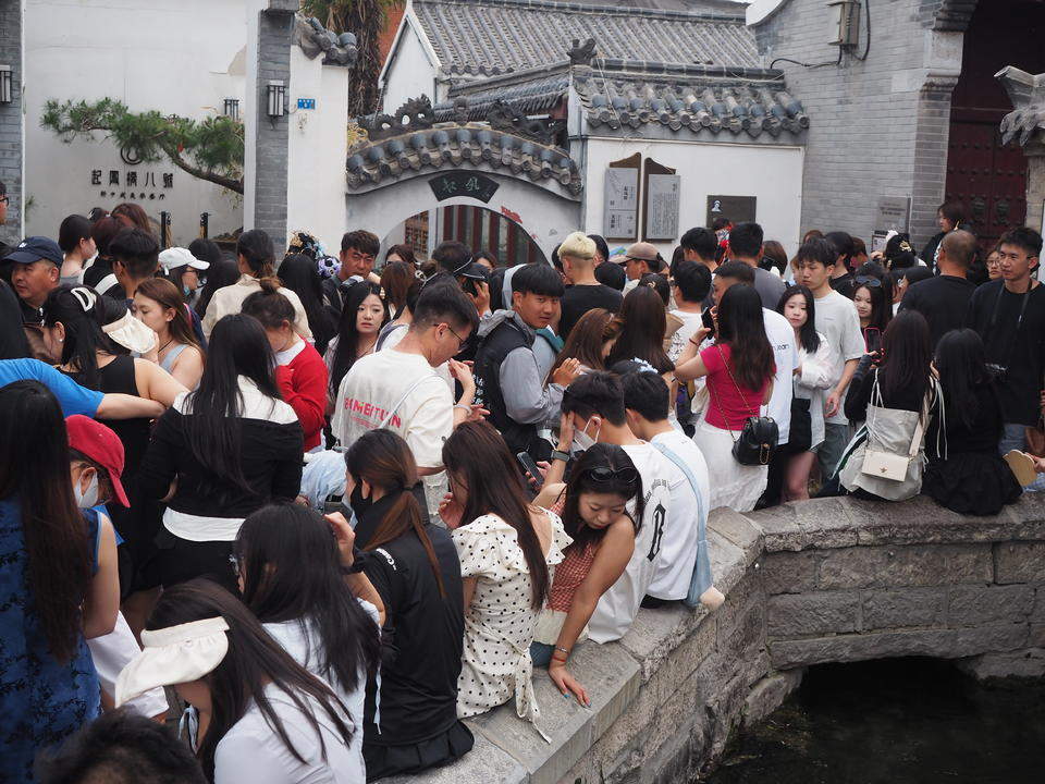 济南老城的起凤桥“堵车了”，五一假日每天数千人打卡很热闹