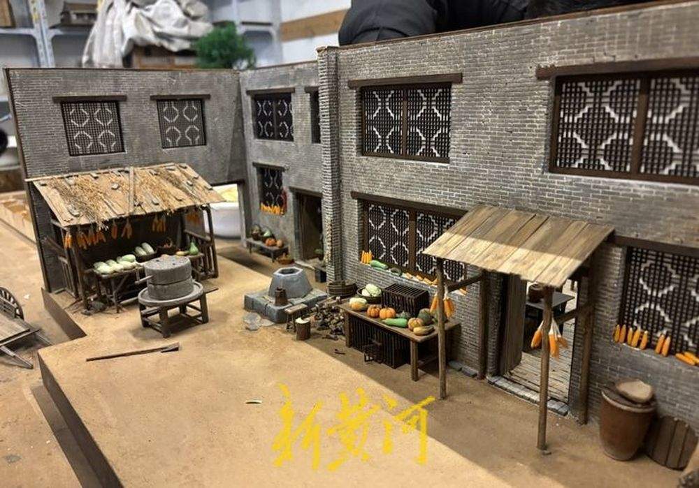 济南手艺人微缩复原《小巷人家》：屋子有200多个零件，最小的仅1厘米