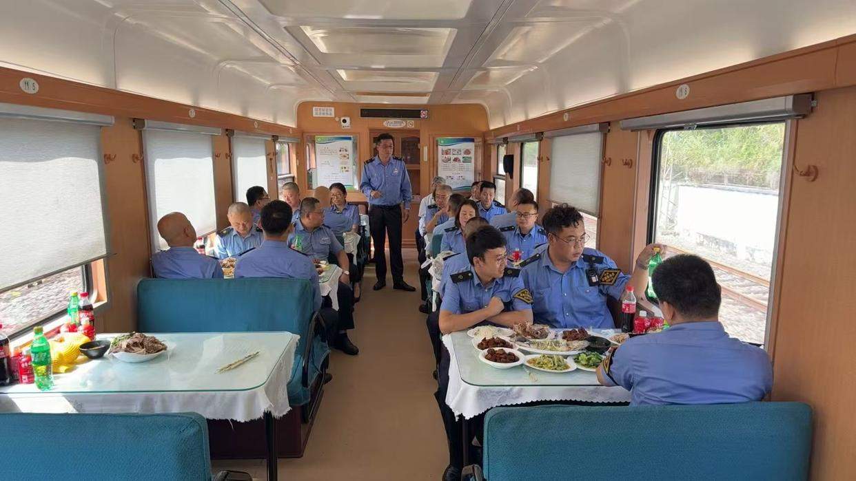 月满中秋夜 温情满归途——济南客运段广州车队乘务人员坚守岗位共度别样团圆节