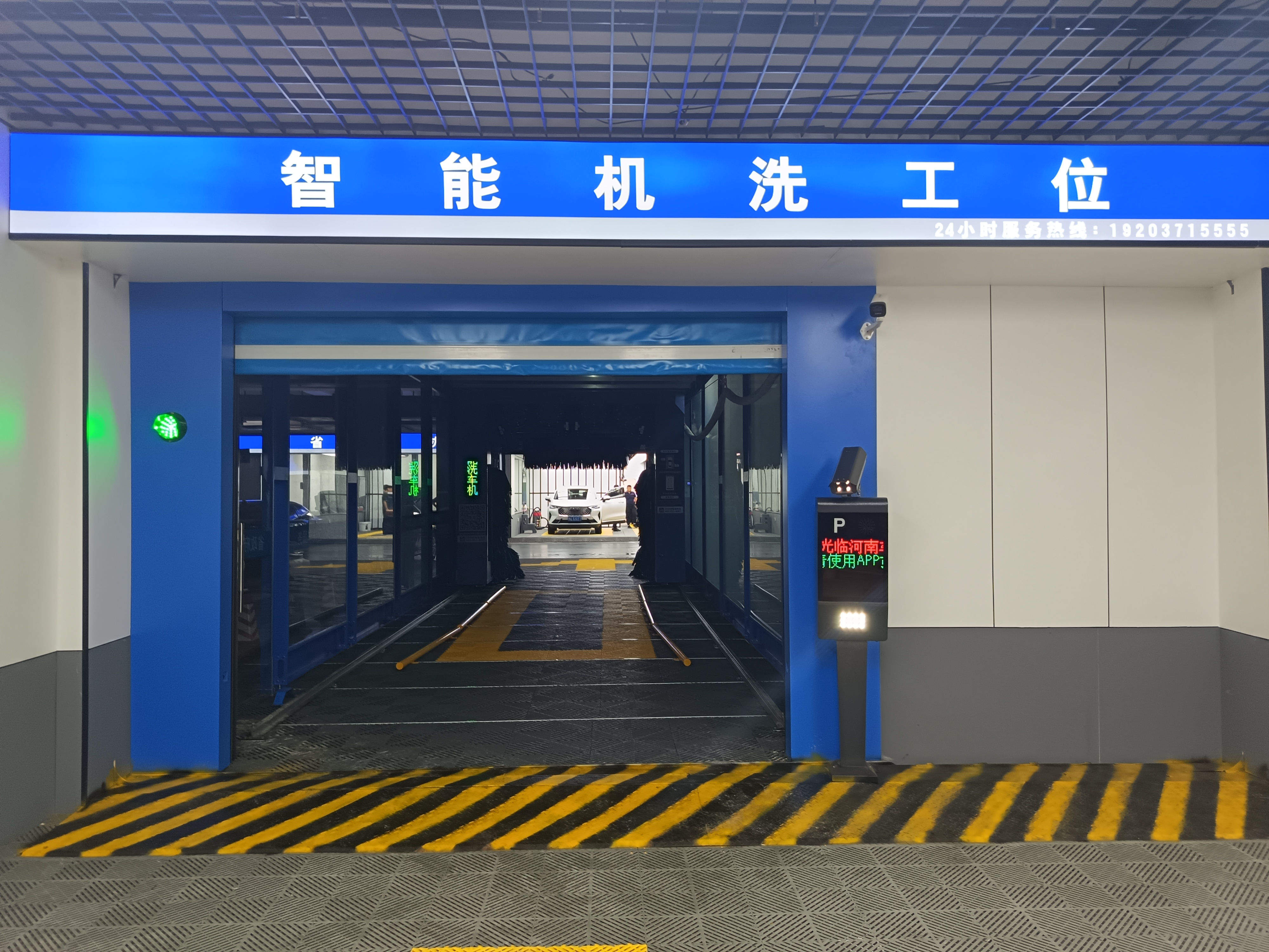 宽体设计覆盖全尺寸豪车 新型智能洗车机成高端洗车行标配