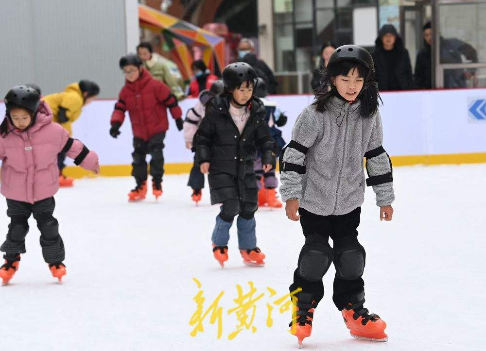 泉城冬季冰雪经济升温，孩子们家门口感受滑冰乐趣