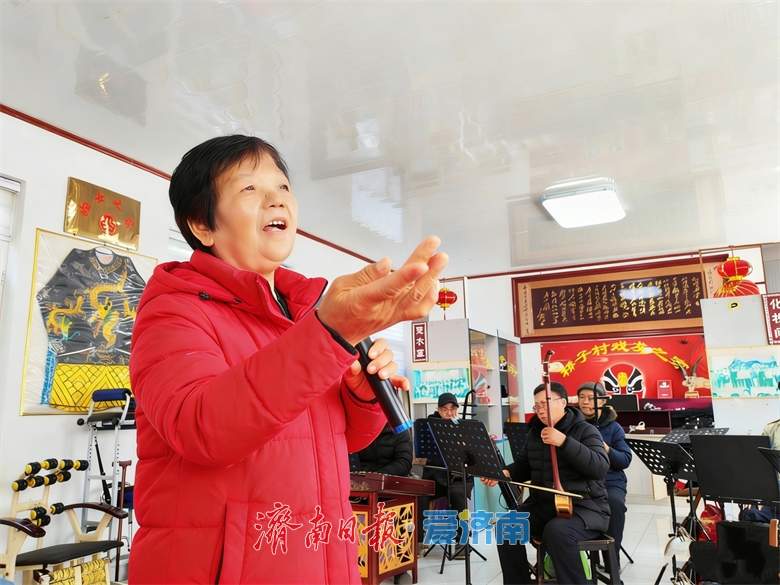 趵眼丨农村大娘用微短剧“执笔”乡土，爆款！