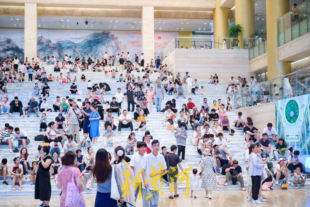 博物馆避暑火了，市民游客在台阶席地而坐纳凉