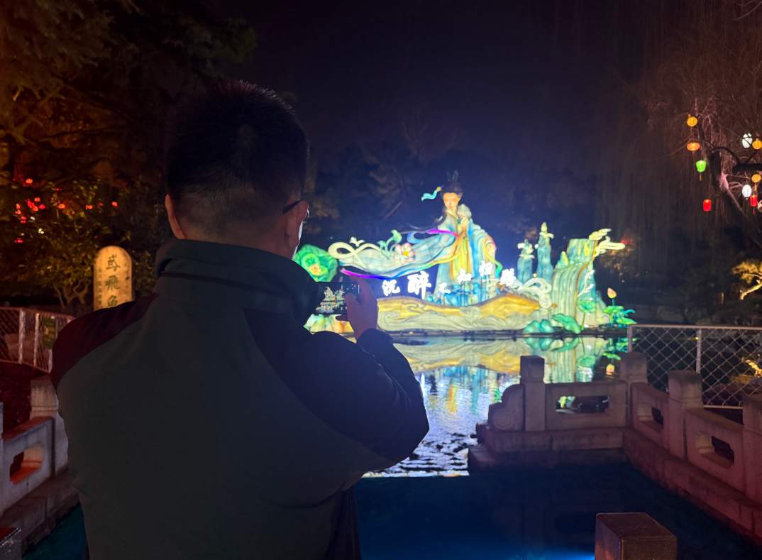 新春走基层丨在泉水畔花灯光影中，等待“大考”的人