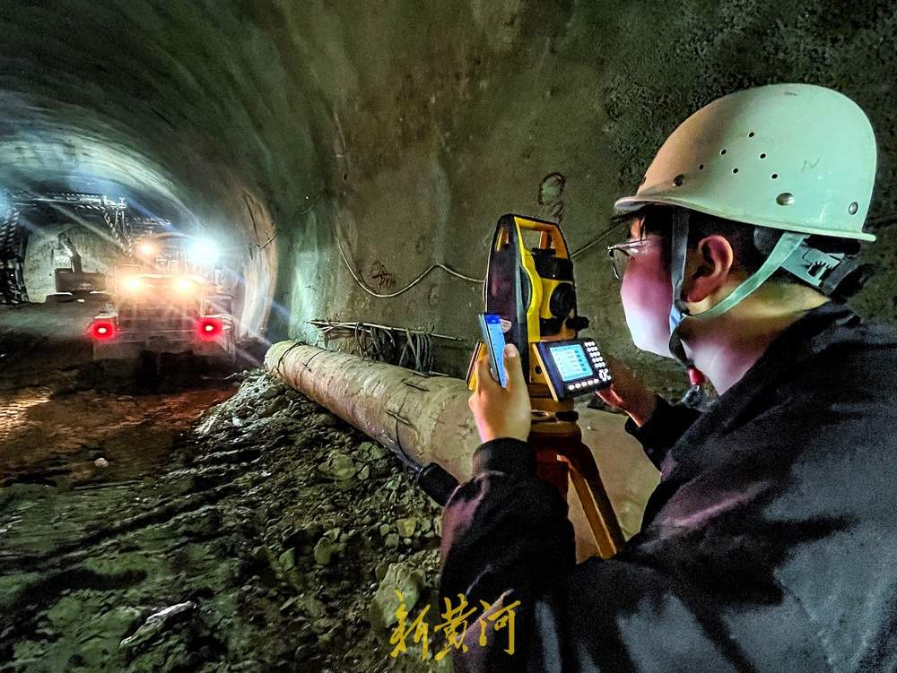 济枣铁路青铜山隧道迈向正洞施工阶段 正线全长268.48公里,共设济南东、邹城、台儿庄等10个车站