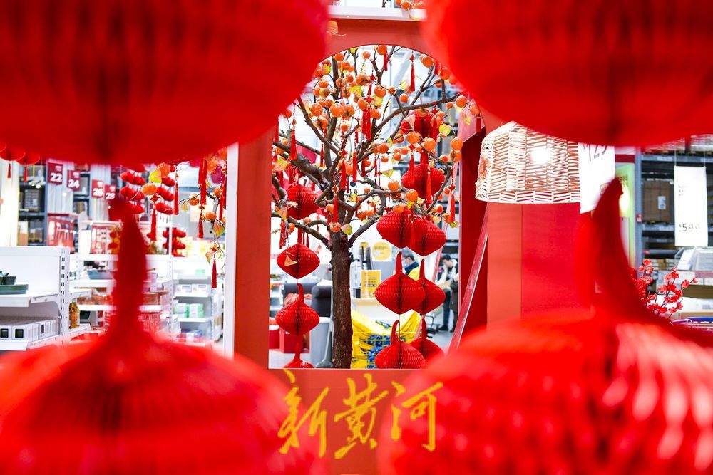 商家打造“新年红”主题场景，传统年货变身网红打卡装置