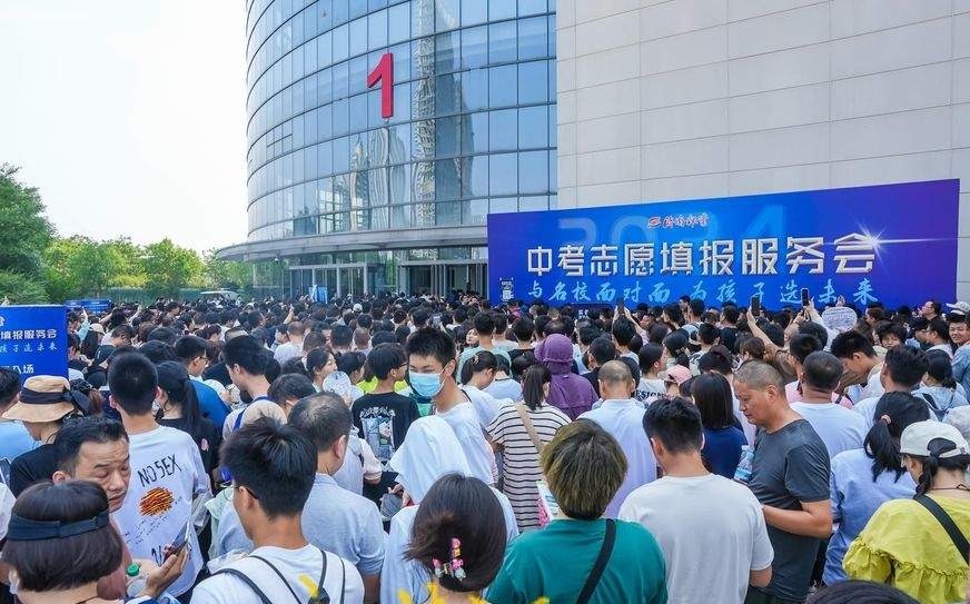 “报业牌”深入人心!第八届中考志愿填报服务会规模、人气更胜往年