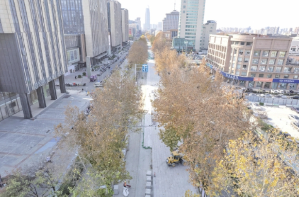 泉城路改造初见成效，海阳红花岗岩铺设亮相