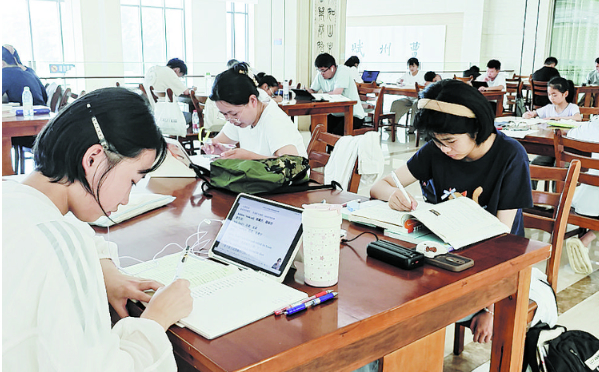 暑假去哪里？爱学习的山东人把图书馆变成充电站
