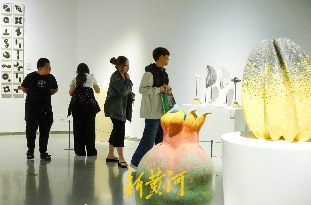 在土与火中感受东方美学，当代陶瓷艺术展览引观展热