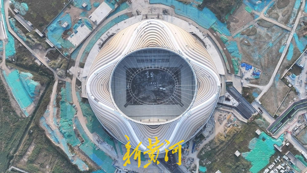 黄河体育中心足球场施工正酣，“九曲黄河万里沙”壮阔景象初现