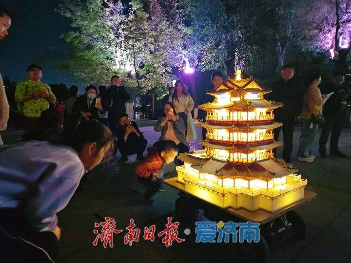惊艳亮相！“小超然楼”吸引游客驻足围观