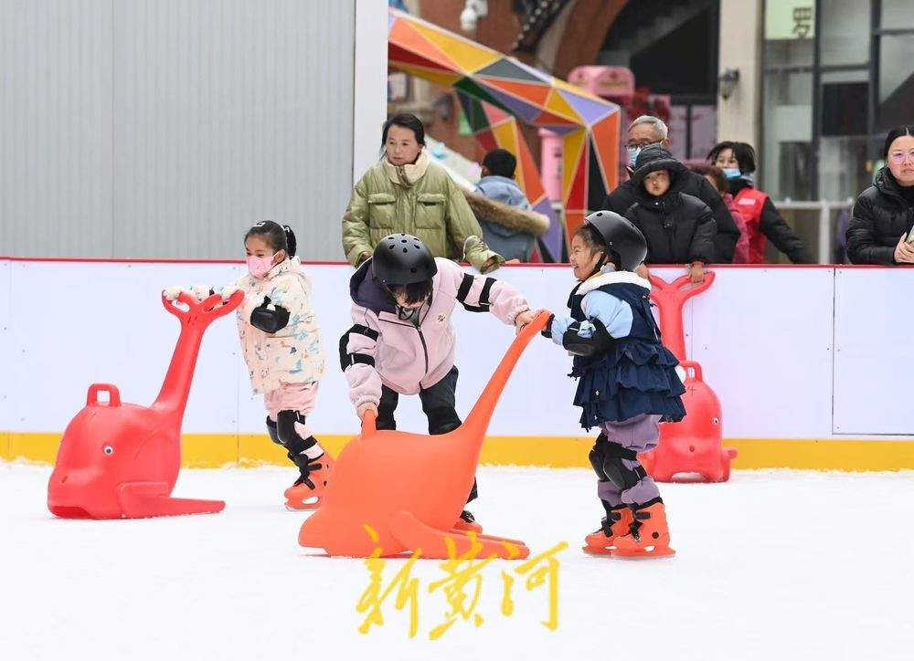 泉城冬季冰雪经济升温，孩子们家门口感受滑冰乐趣