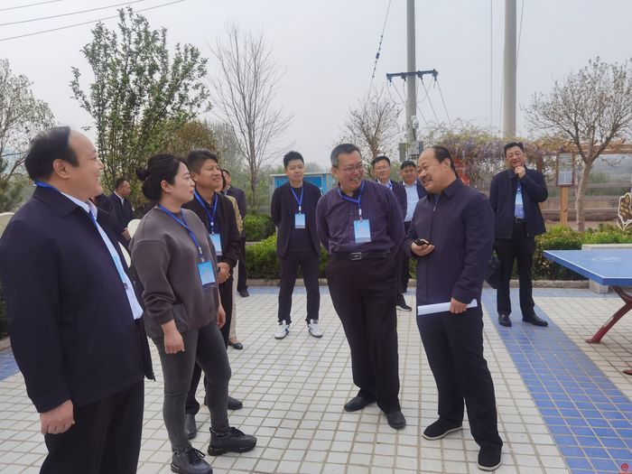 "驻村第一书记李健介绍,自去年7月驻村以来,根据市委,市政府"万人下乡
