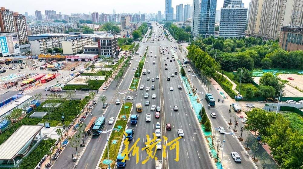 济南经十路这一段道路恢复见成效：全新隔离带与斜向斑马线亮相