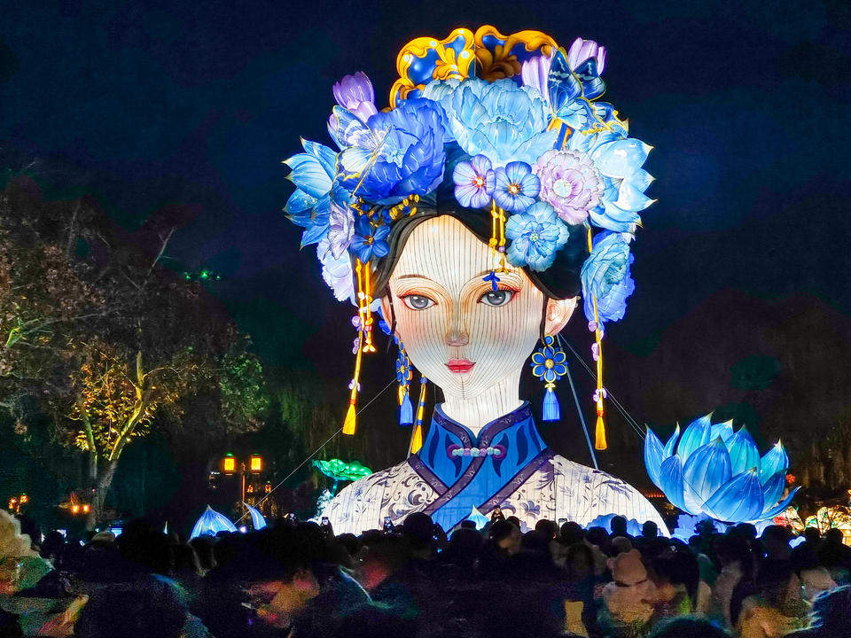 大明湖畔“夏雨荷”亮灯盛景，大批游客共赴美丽之约