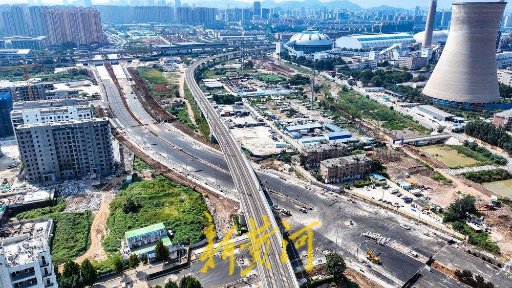 奥体西路北延全线沥青铺设到位