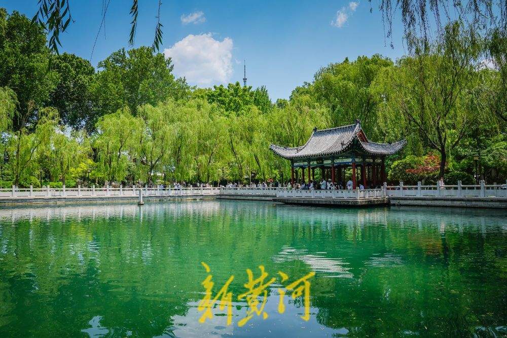 笑声与泉声交织，珍珠泉美景醉游人