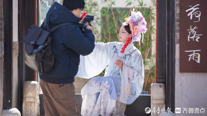 寒潮中的古风丽影：明府城中汉服女孩定格青春美好