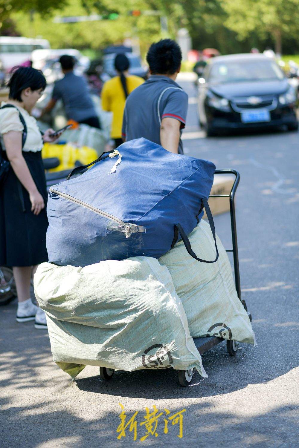 离别校园毕业“寄” 大学生轻装离校
