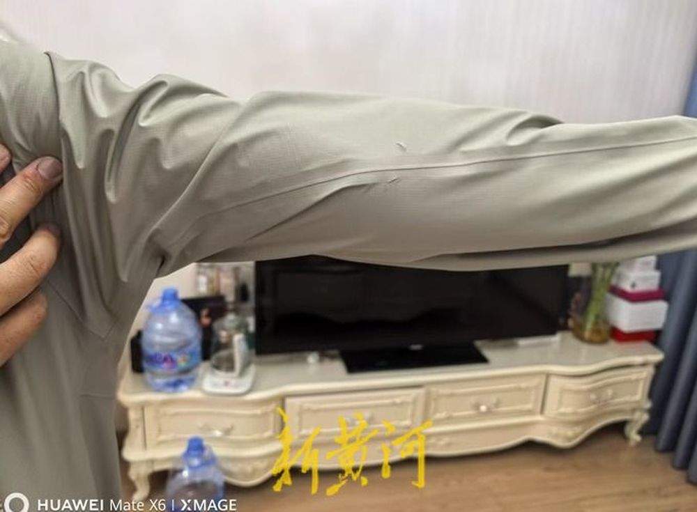 4500元始祖鸟冲锋衣刚买就“受伤”消费者质疑购前已破损 商家拒退换 多方介入