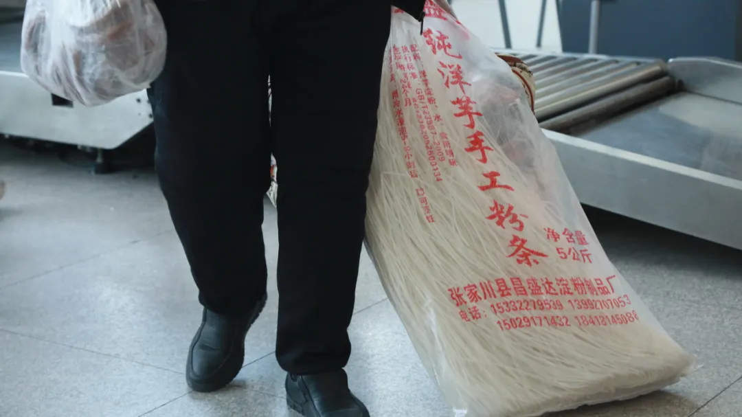 高铁站又现神秘打包盒，麻辣烫稳居“带货”榜首