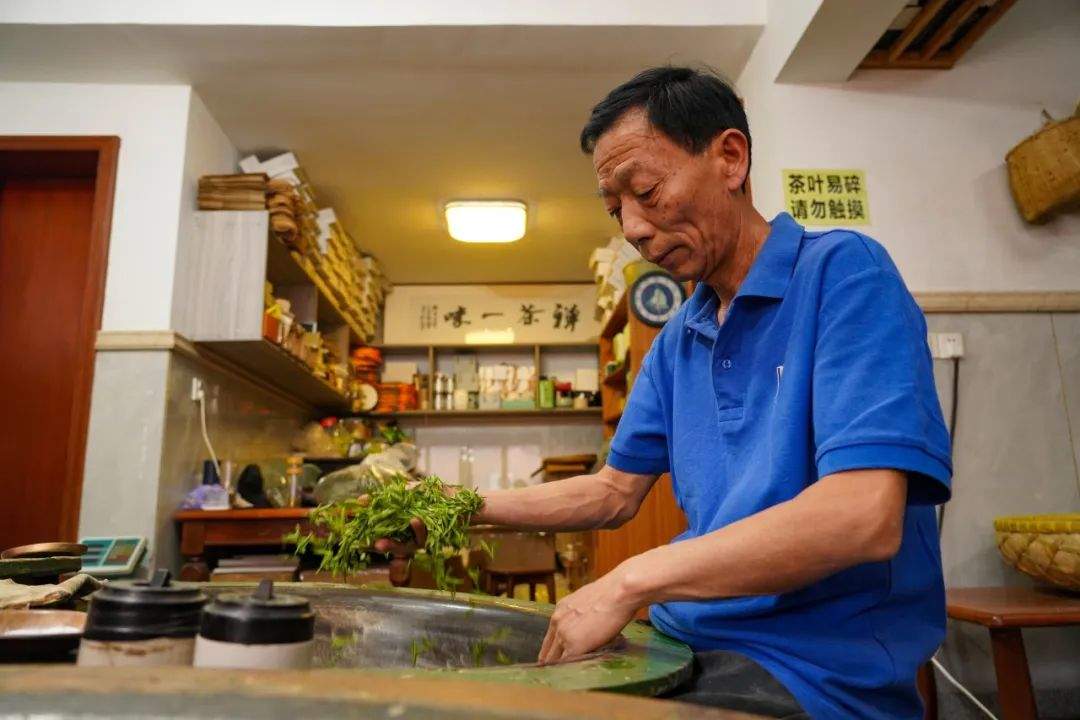 手炒的茶更香!非遗大师练出“铁砂掌”
