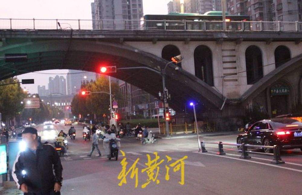 天桥区因它得名！百年纬二路跨铁路天桥：桥下商铺17日起开拆，进行为期210天维修改造