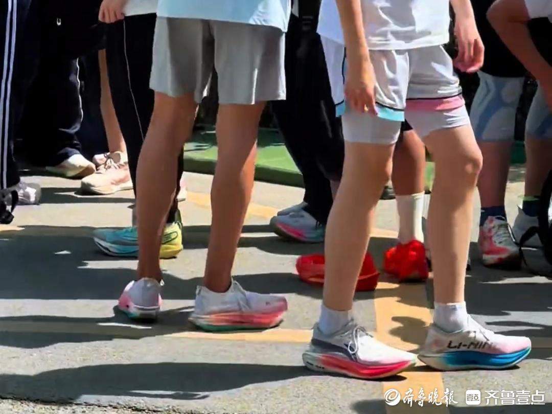 从赛道火到校园，碳板鞋真的适合青少年吗？