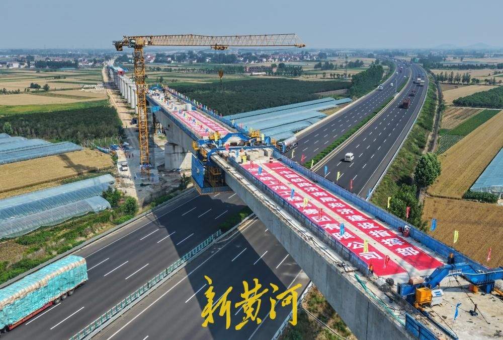 潍宿高铁跨京沪高速连续梁顺利合龙