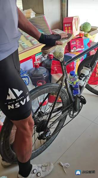小伙两天骑行720公里往返南昌武汉:40℃出发,坐垫骑坏了用鞋底顶替
