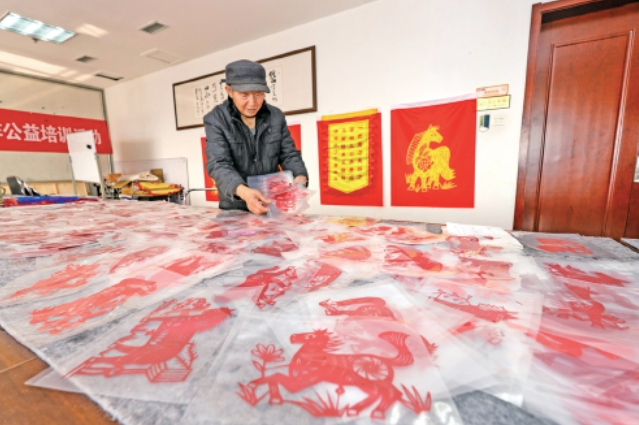 剪纸“牧马人”徐健 三百六十五幅“骏马”奔腾迎新春