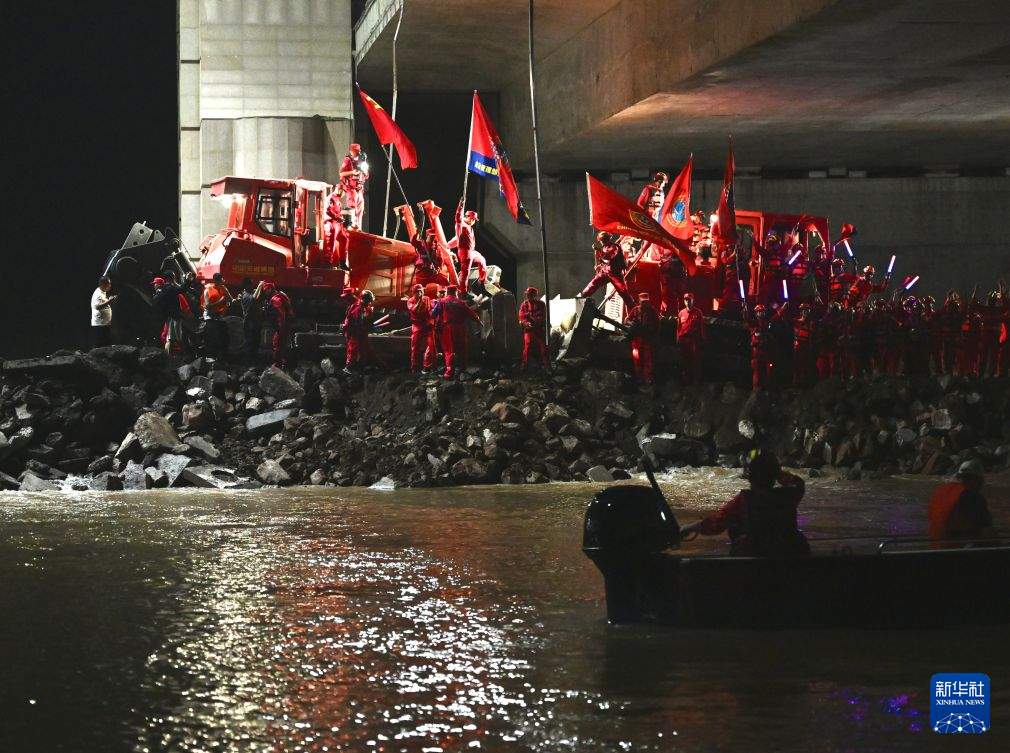 河南周口贾鲁河堤坝溃口顺利合龙