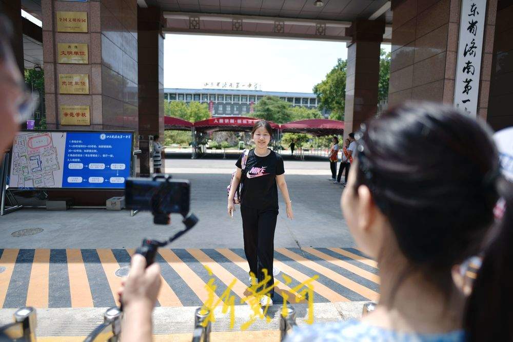 高考最后一天，家长用行动诠释无声的爱与守候