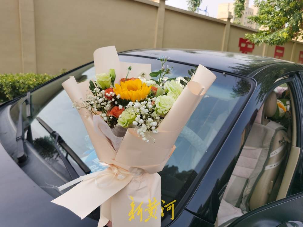 祝福都在鲜花里！济南高考考点外鲜花预订受追捧
