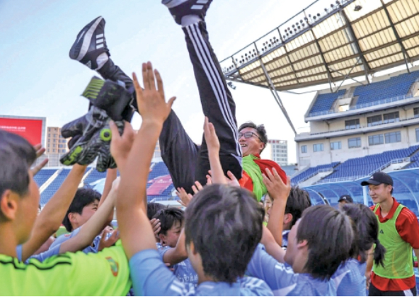 历城二中女足：从世界冠军到全国新时代好少年 绿茵逐梦正青春