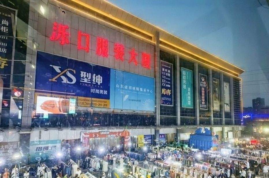 济南首个大型服装夜市泺口星愿集市迁新址焕发“新光彩”