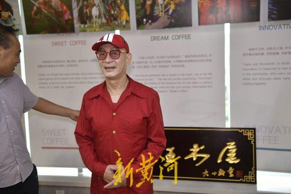 六小龄童现身泉城，为济南首家“美猴王慈善公益书屋”揭牌