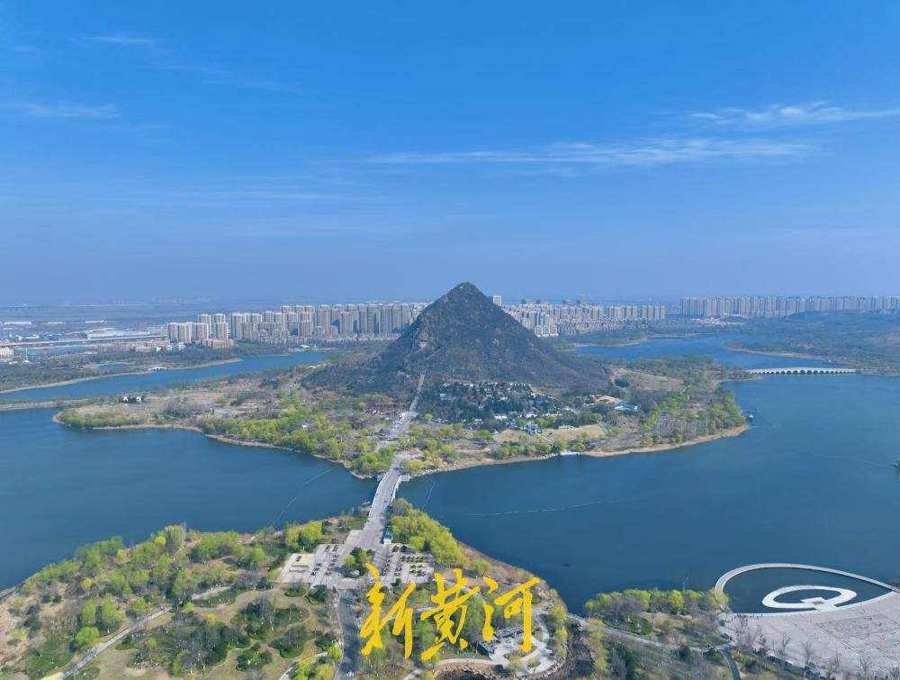 湖水映蓝天，济南华山湖水天一色相映生辉