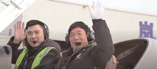 山东男子开飞机带父返乡过年 两小时飞到家