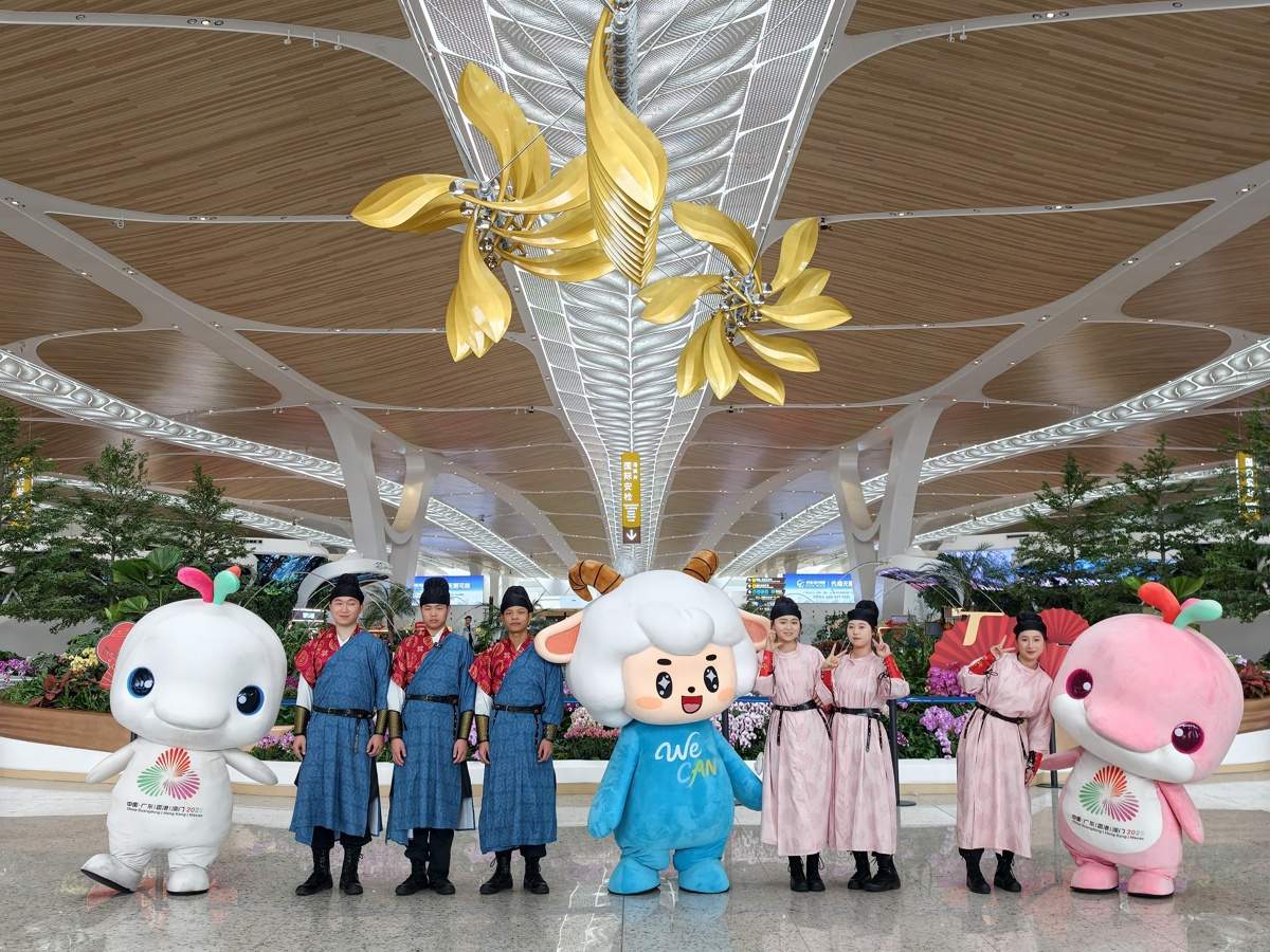 广州白云机场“宋服卫士”“唐装护卫”火出圈，工作人员：他们还会说“客官这边请”