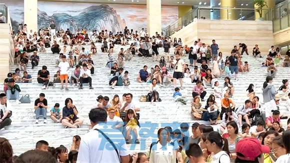 高温天博物馆避暑格外火 台阶上席地而坐纳凉