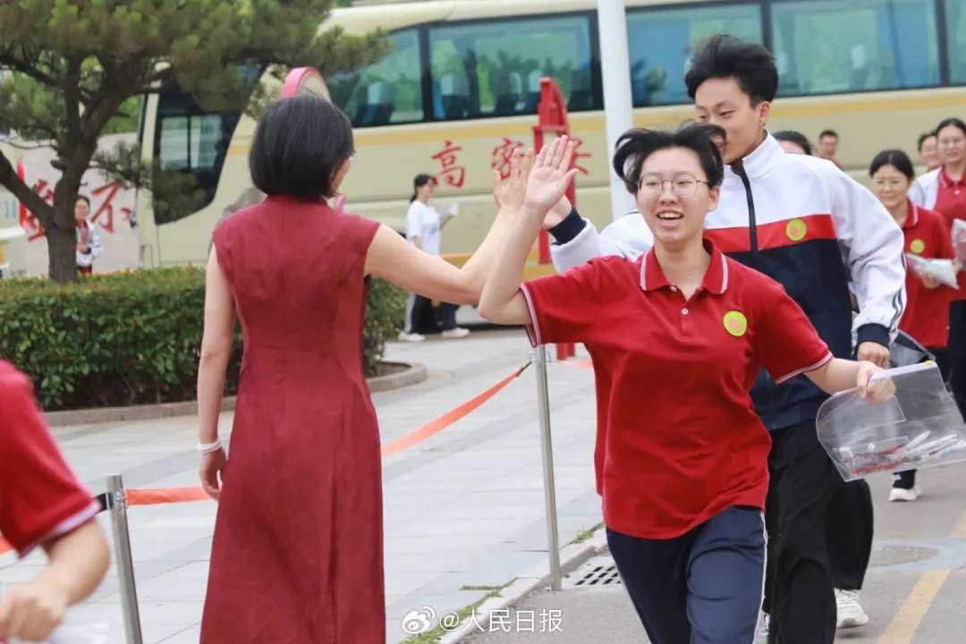 嚯！今天送考名场面，来了