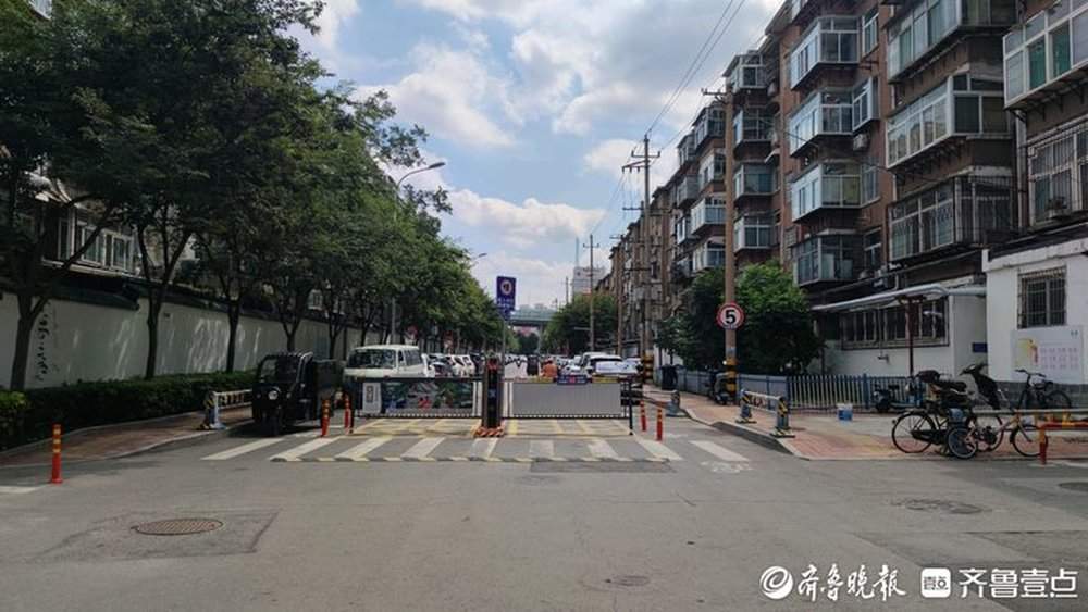 济南市区一公共道路咋装上了道闸杆？居委会：为规范停车秩序
