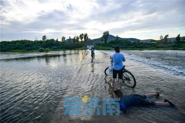 济南玉符河上游水库泄洪，下游河道全线复流