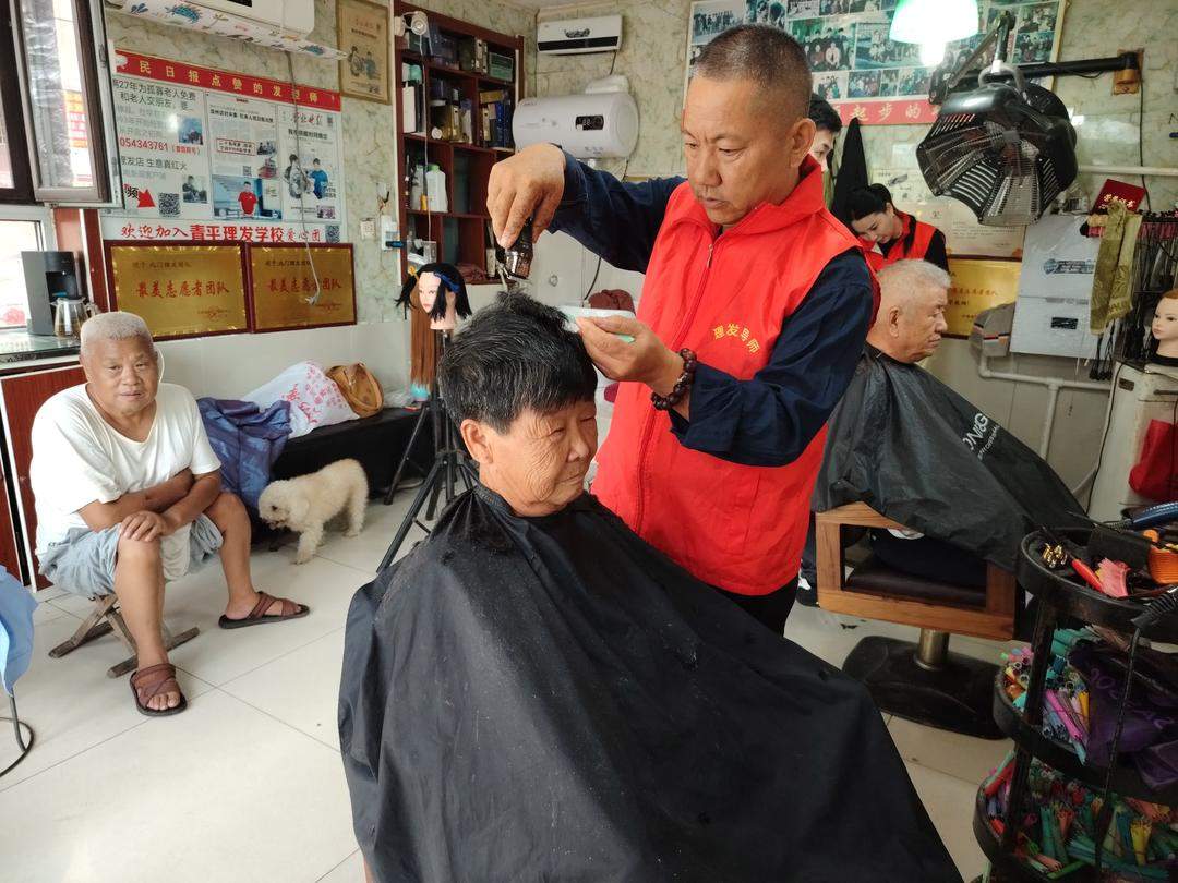 为弱势群体免费理发，在山东无棣，这份关爱他们坚持了30多年